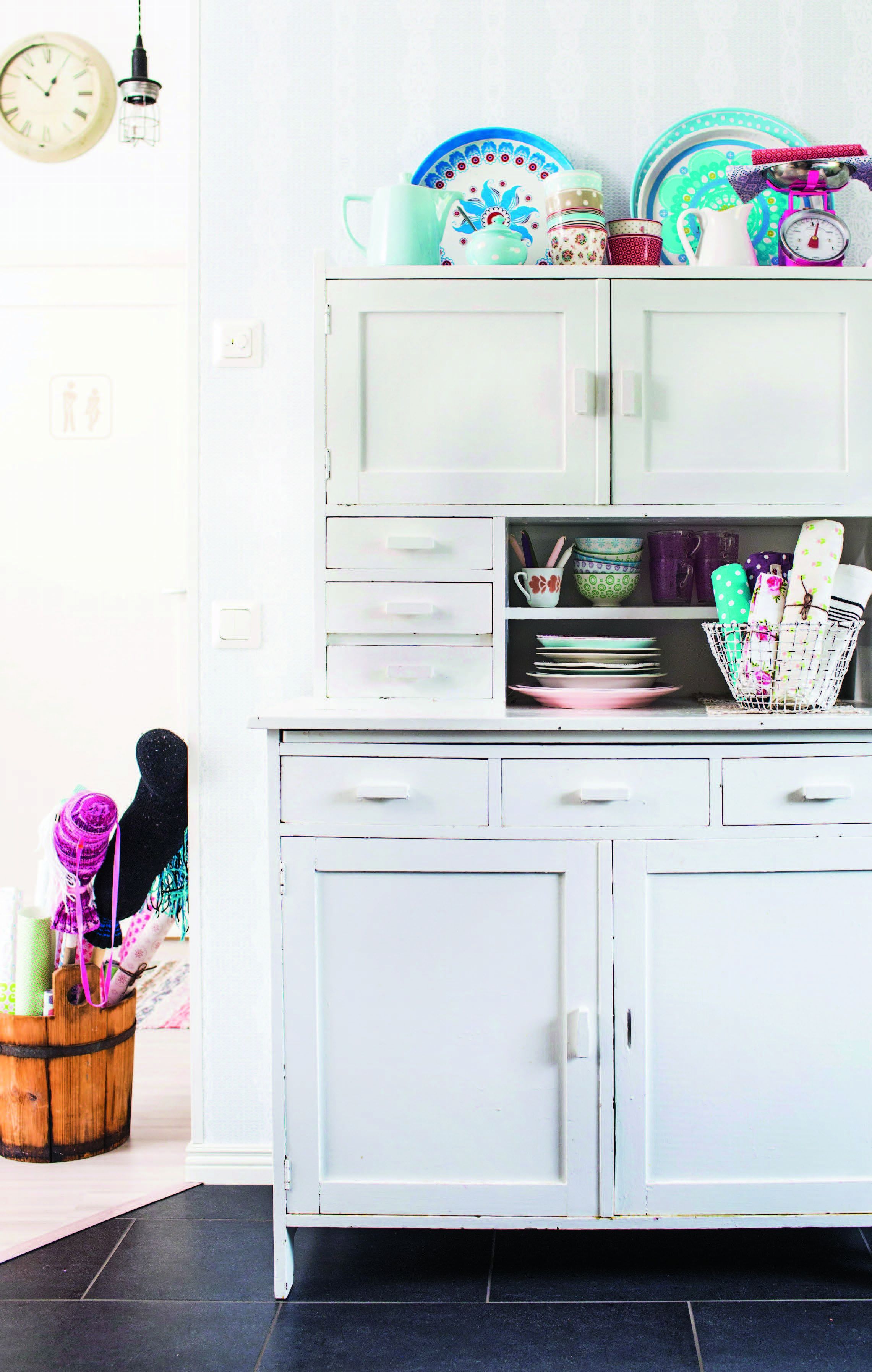 Vain kauniit astiat saavat olla rennosti avohyllyillä.