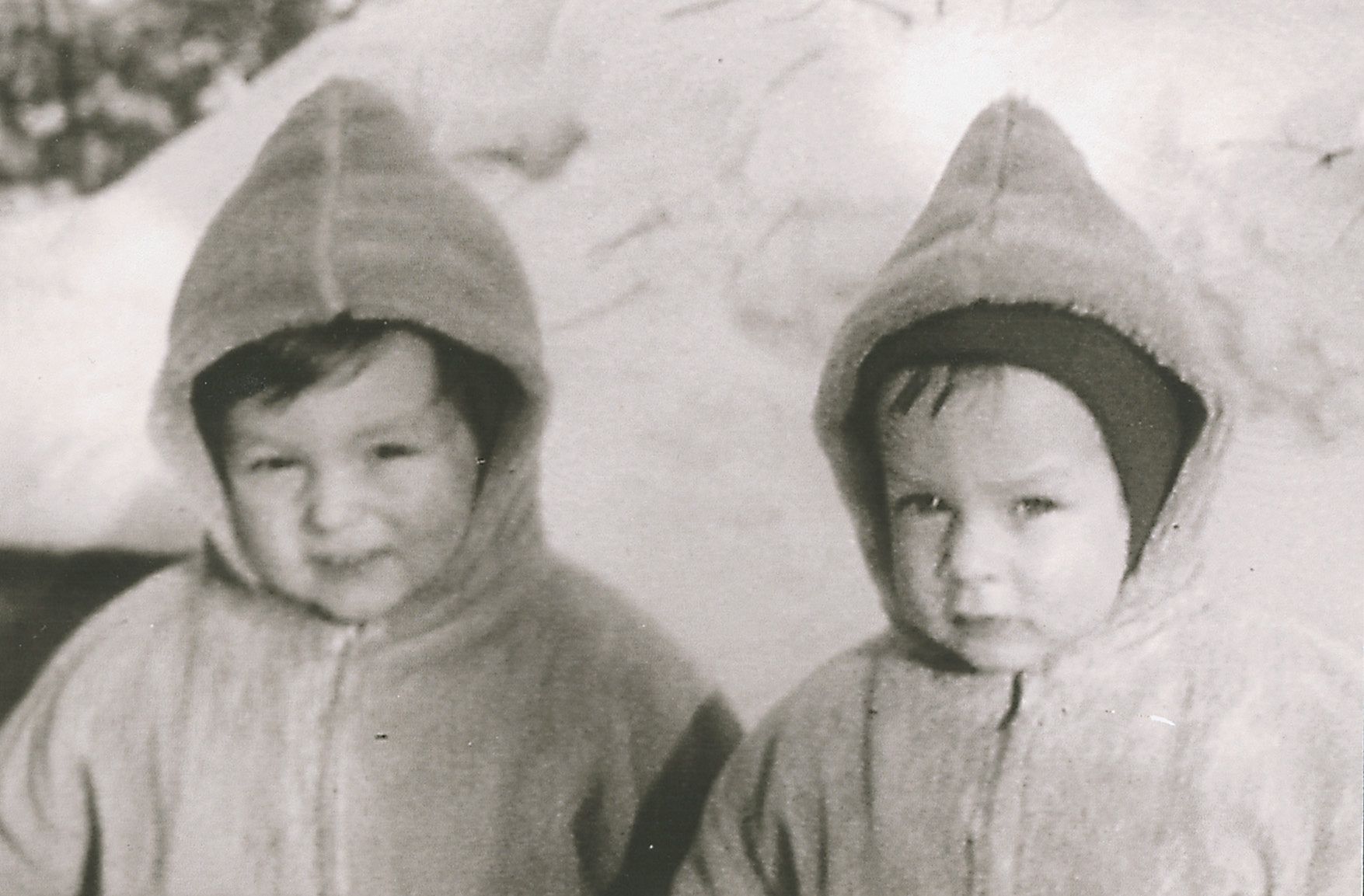 Kaksosveljekset Atik ja Adil Helsingin Haagassa vuonna 1960.