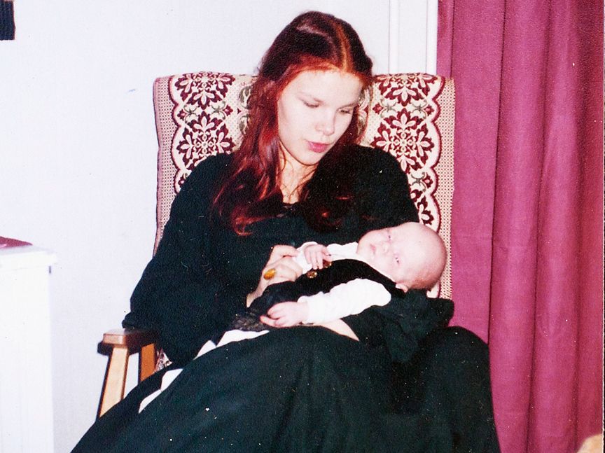 Minä ja kolmen viikkoa vanha Kerensa juuri ennen ristiäisiä 1995.