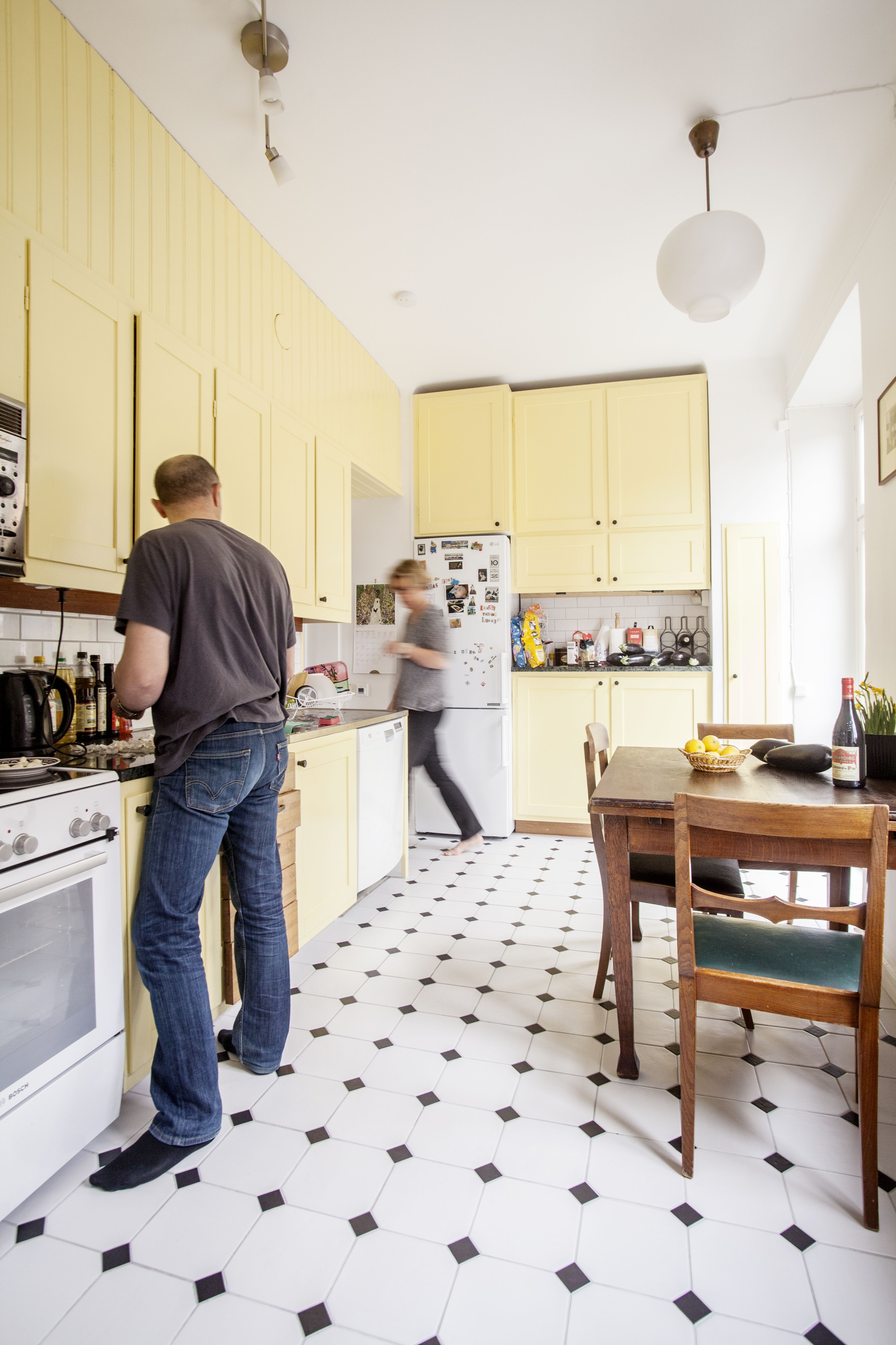 Johannan ja Shahriarin keittiössä syntyy monen kulttuurin herkkuja. Shahriar valmistelee uudenvuoden tarjoiluja.