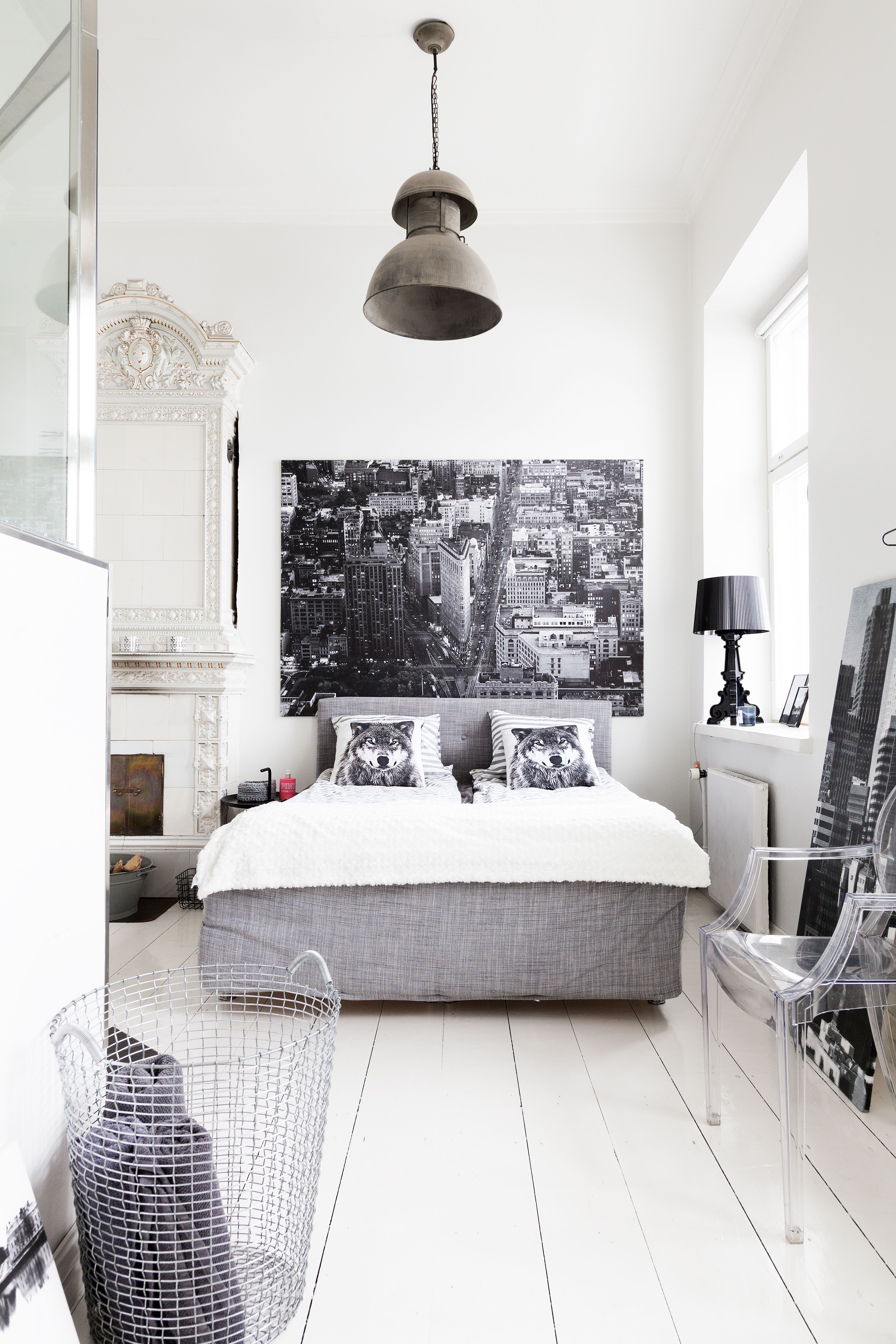 Jos haluat nukkua unelmiesi maisemassa, teetä maisemataulu omasta valokuvasta. Tämä taulu on Ikeasta, samoin vuode. Kuva: Johanna Lehtinen