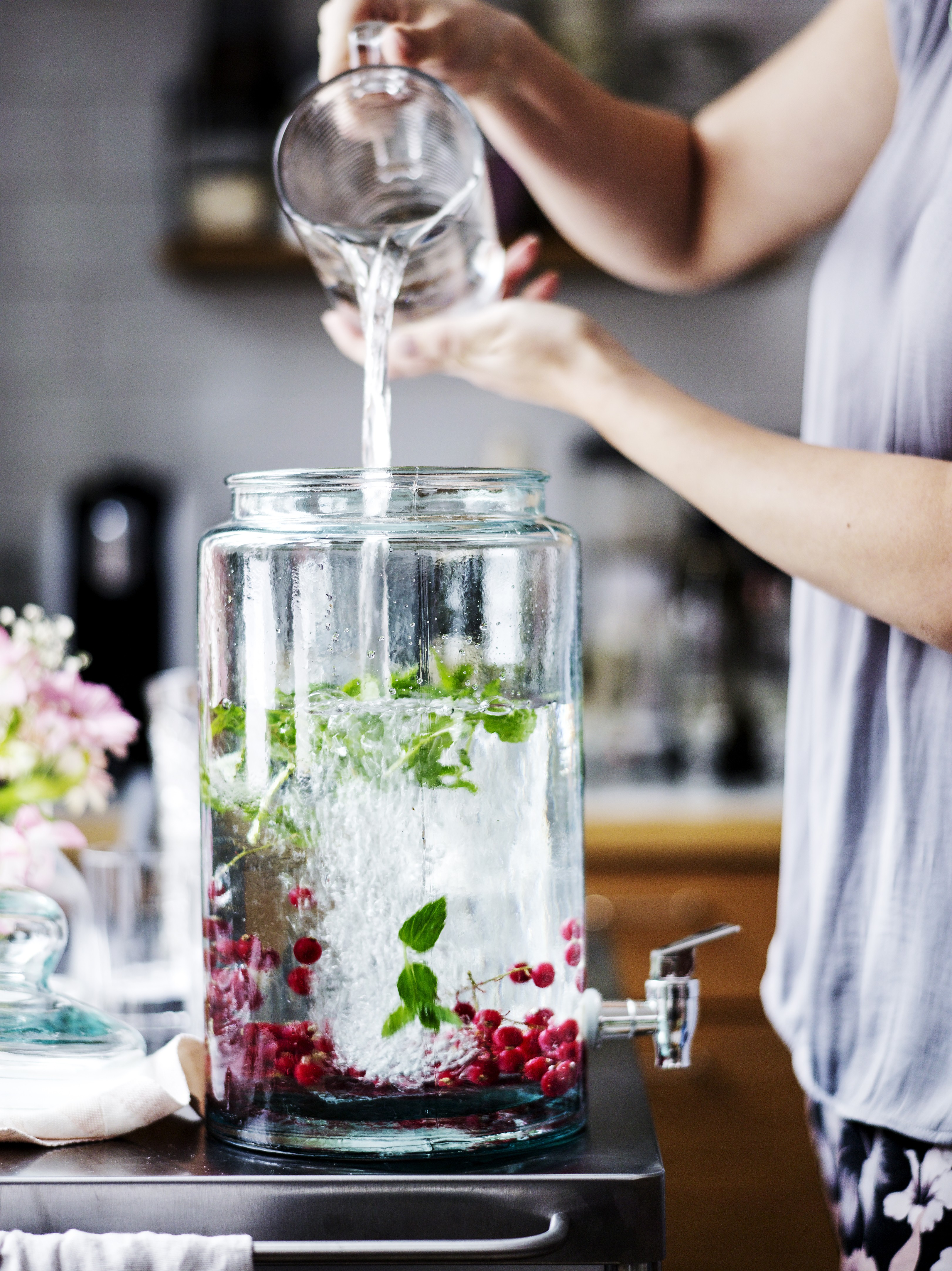 Vedestä saa juhlajuoman koristelemalla sen tuoreilla yrteillä ja pakastemarjoilla.