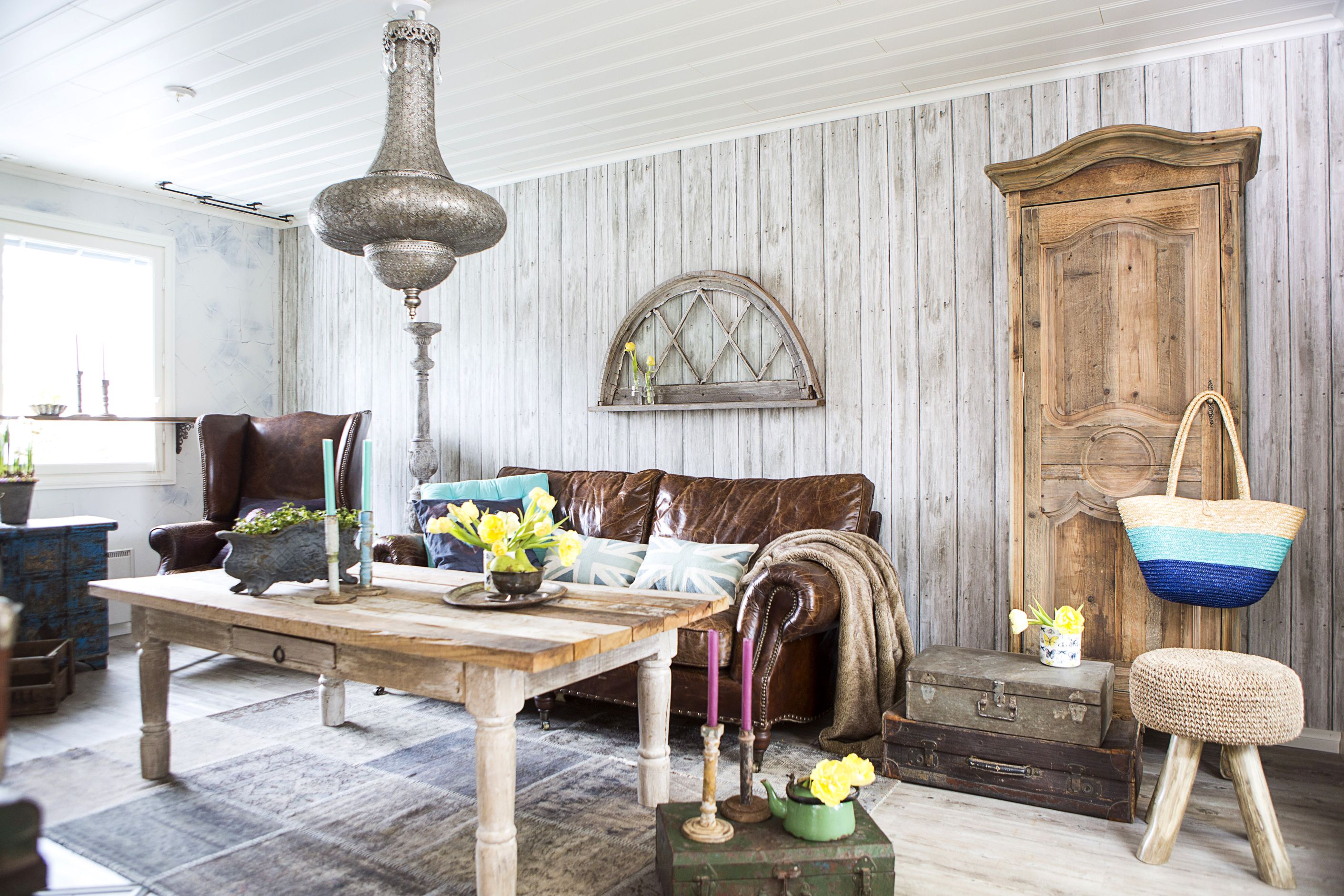 Lautatapetti löytyi olohuoneeseen Seinäruusu-liikkeestä. Huonekalut ovat keräilyeriä: sohva nettikirpputorilta pöytä autotallin perukoilta.