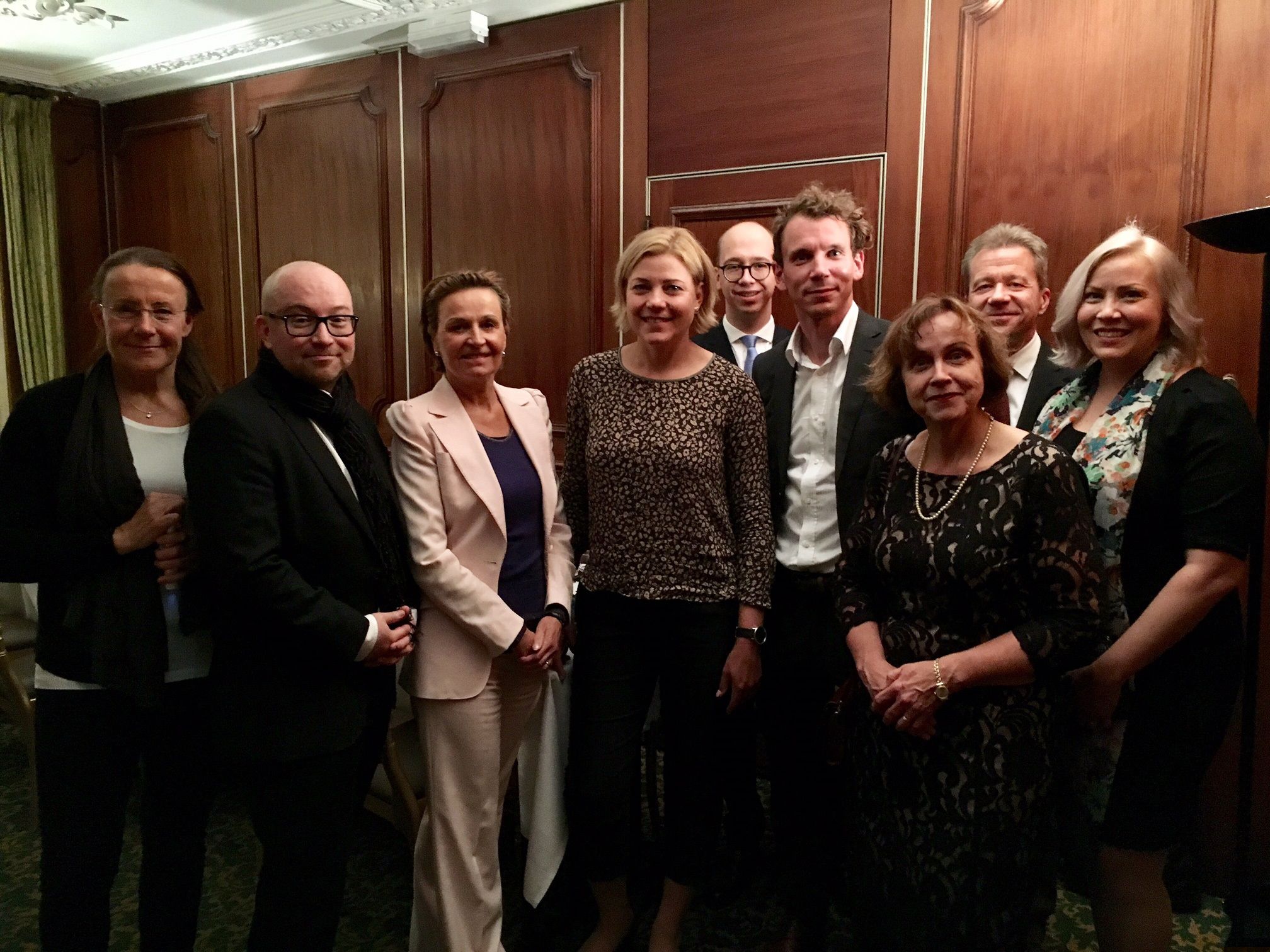 Sain tavata kirjailijoita. Ihailen heidän ajattelunsa avaruutta.