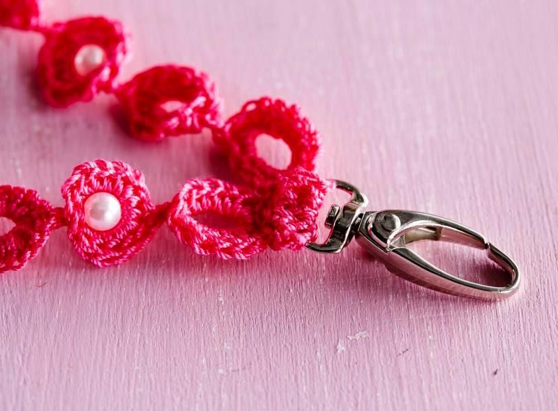 Lukko kiinnittyy nauhan pätkään, jonka virkkaat kiinteillä silmukoilla.