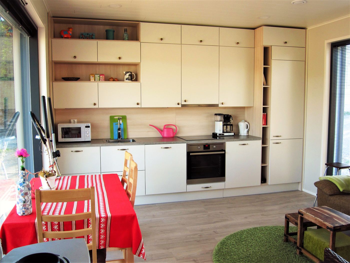 Pienesti asuminen vain vähällä tavaramäärällä selkiyttää elämää ja siivoamista ja tuo säästöjä.