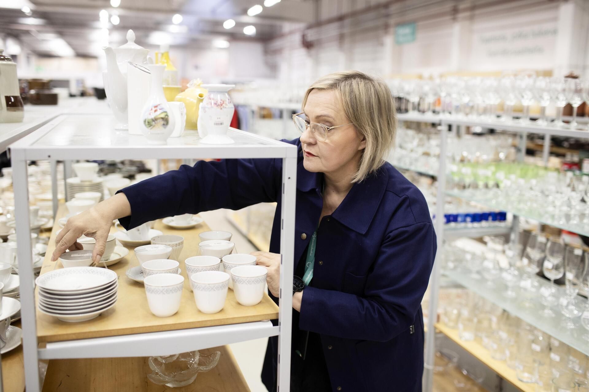 "Taistelemme joka päivä tavarapaljouden kanssa. Kun aloitin täällä, tavaramäärä ahdisti ja minun teki mieleni sanoa kaikille lähipiirin ihmisille, että lakatkaa ostamasta. Nyt olen iloinen siitä, että tavarat tuodaan meille eikä niitä viedä kaatopaikalle. Sekin helpottaa ahdistusta, että pystyn työlläni vaikuttamaan", Peppi Mattila sanoo.