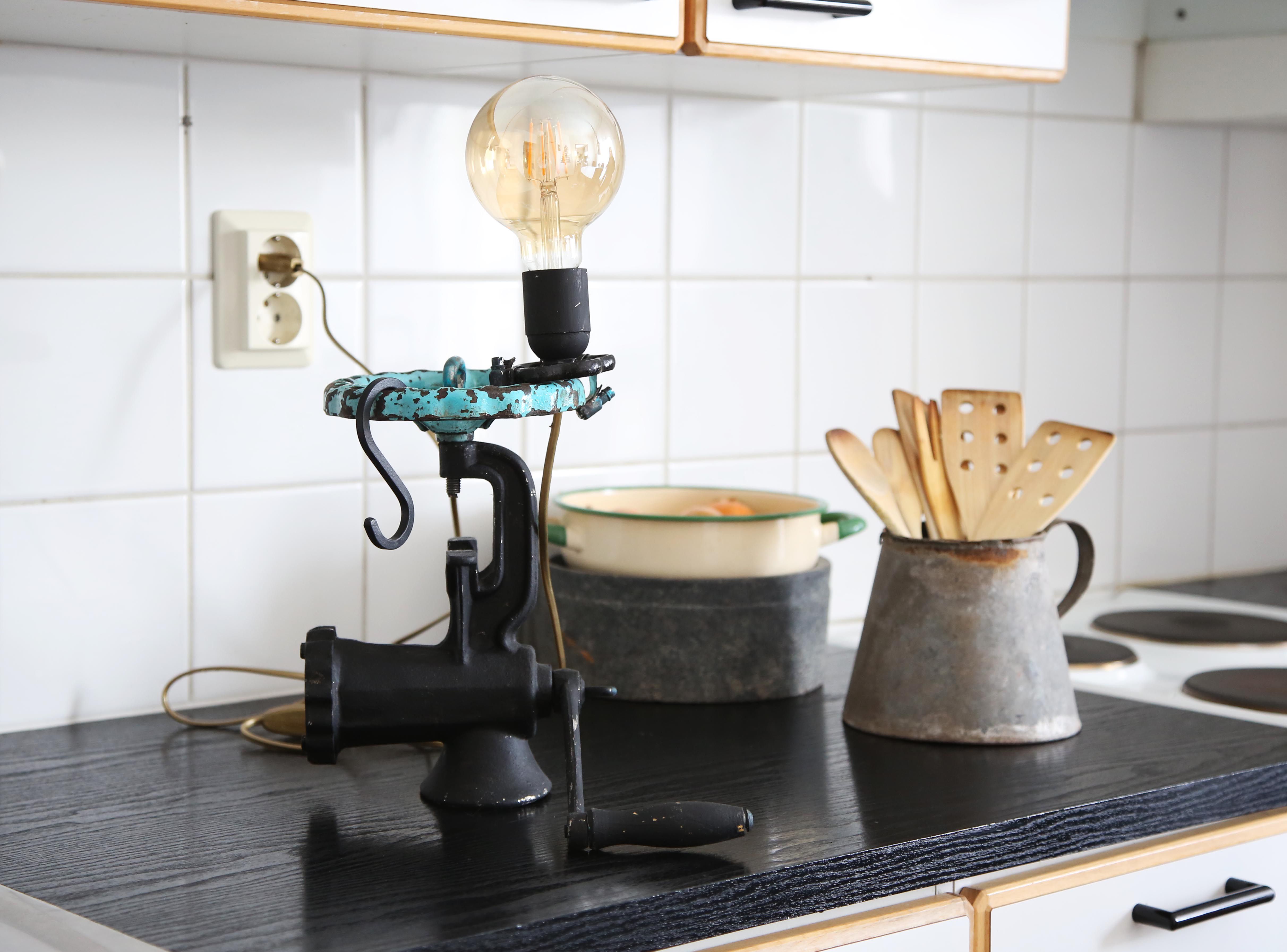 Tämän nähtyään lihamyllyä katsoo uusin silmin. Lena käyttää kaikissa valaisimissaan turvallisia valmiita lamppusarjoja tai antaa ammattilaisen tehdä sähkötyöt.