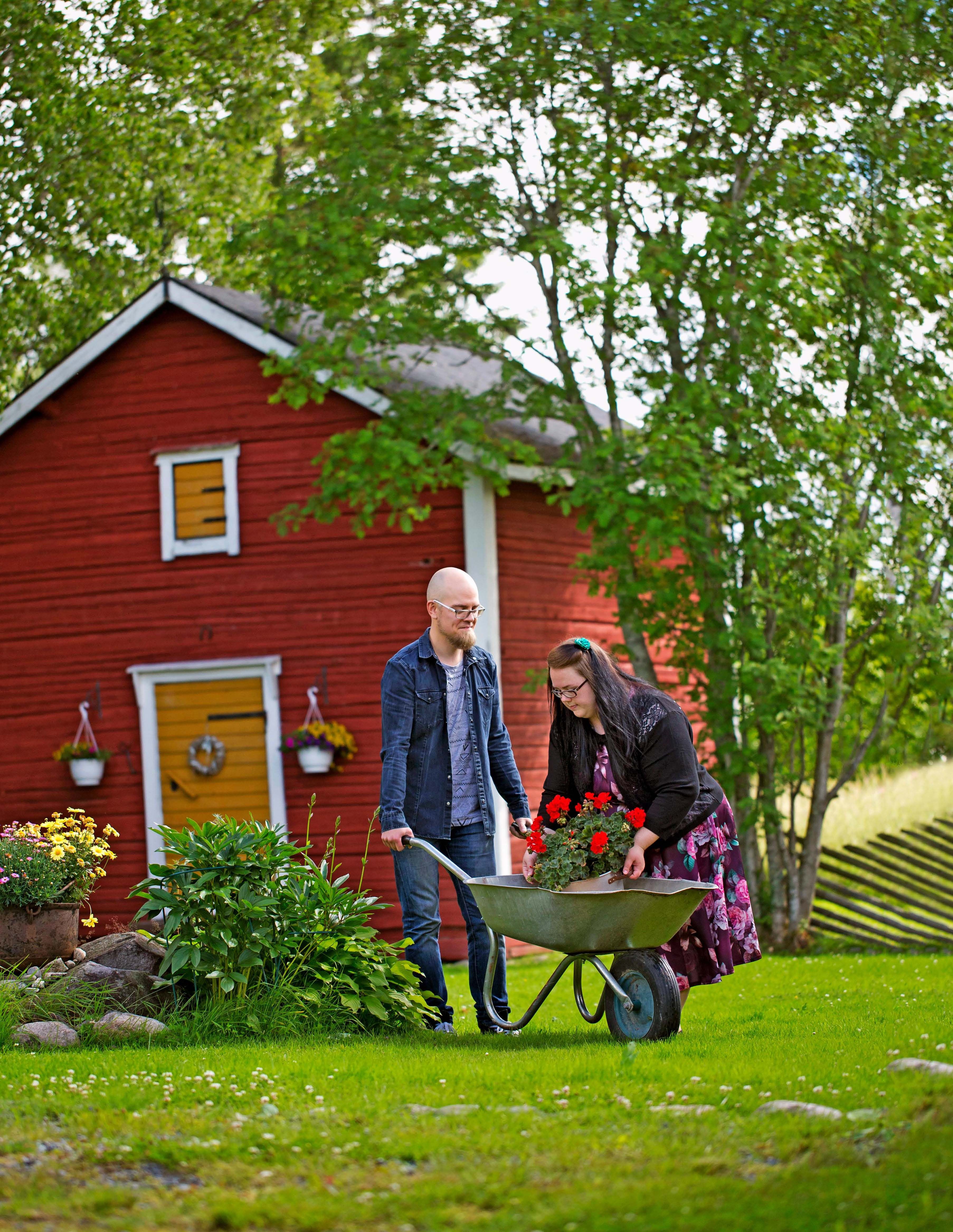 Vanha aitta on siivottu miltei tyhjäksi. Sisällä on suuri pirttipöytä, jonka ympärille rakentuu jonain päivänä viihtyisä oleskeluhuone.