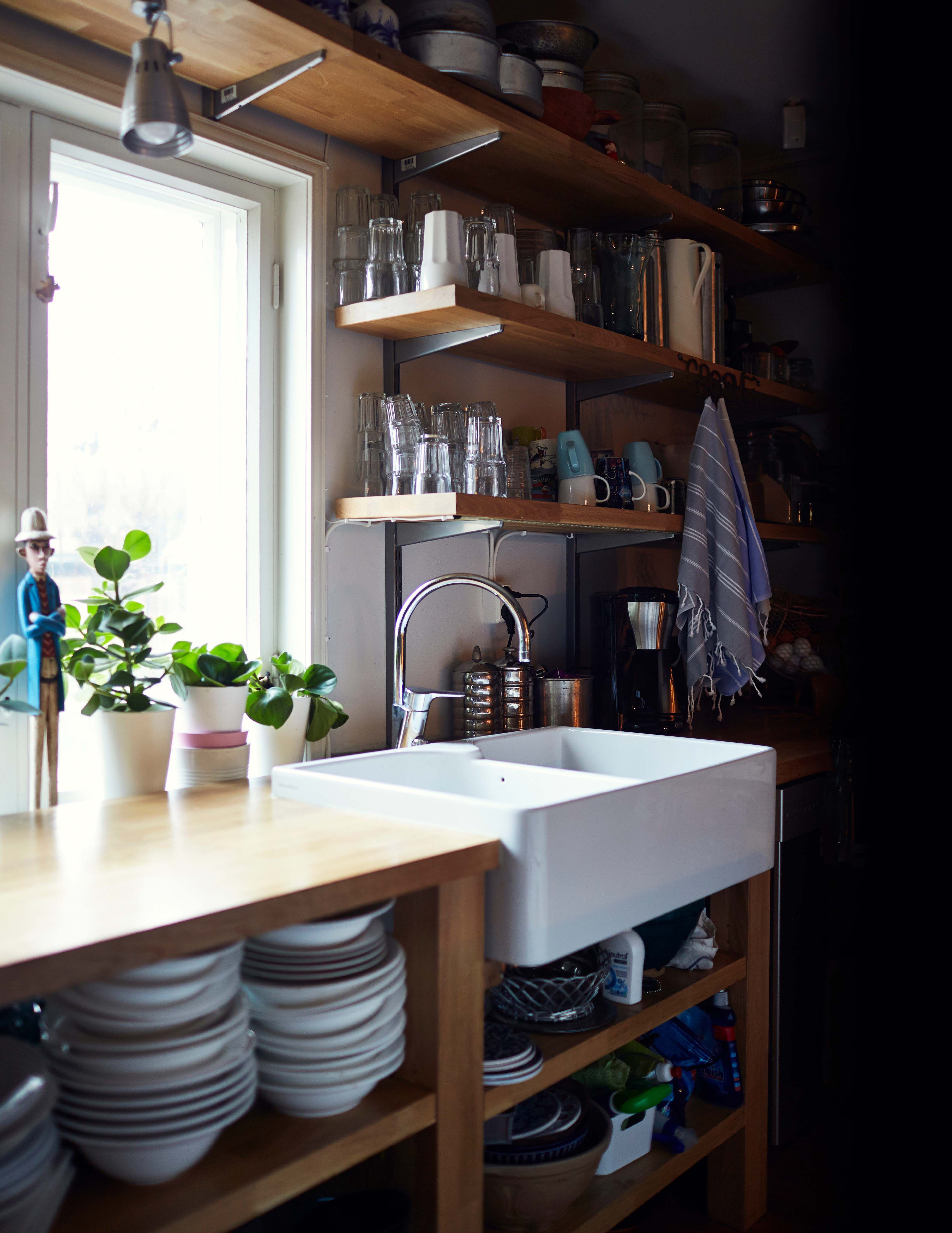 Posliiniallas ja kaasuhella muistuttavat Nairobin kodista.